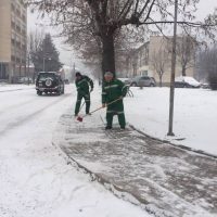 Започна чистењето на снегот од улиците и тротоарите во Македонска Каменица